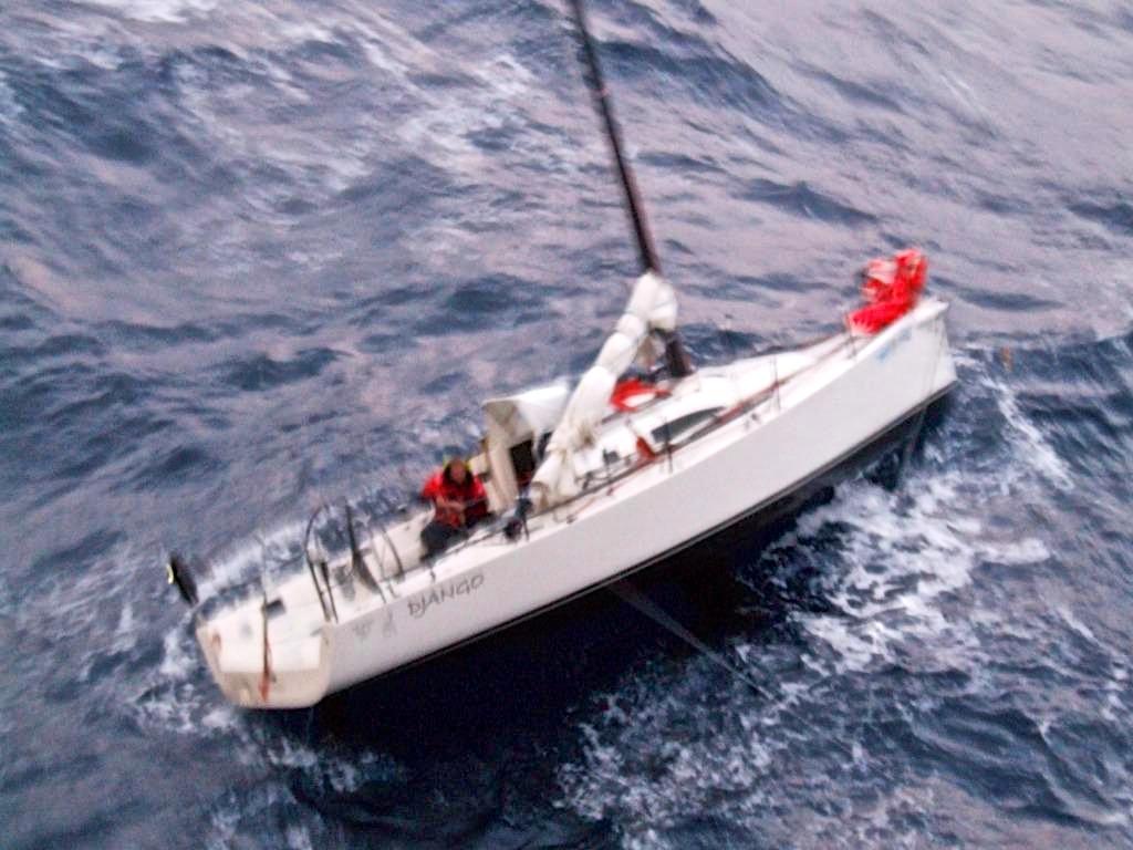 Gunline being hauled in by the yacht’s crew © New Zealand Defence Force